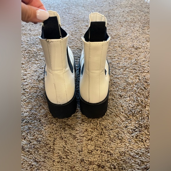 Chelsea Boots - Picture 3 of 4